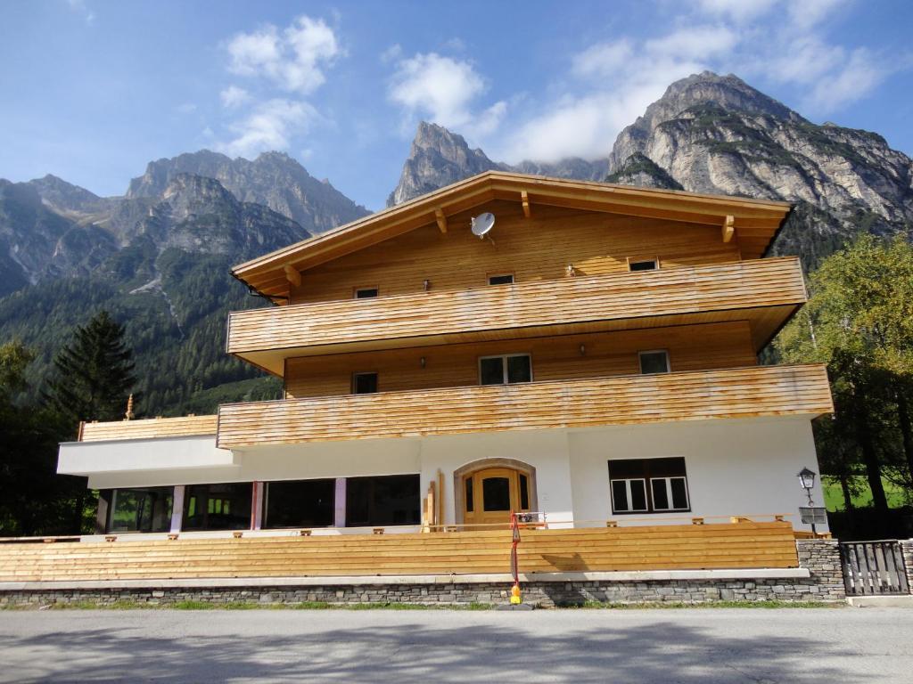 Gschnitzerhof Apartment Bagian luar foto